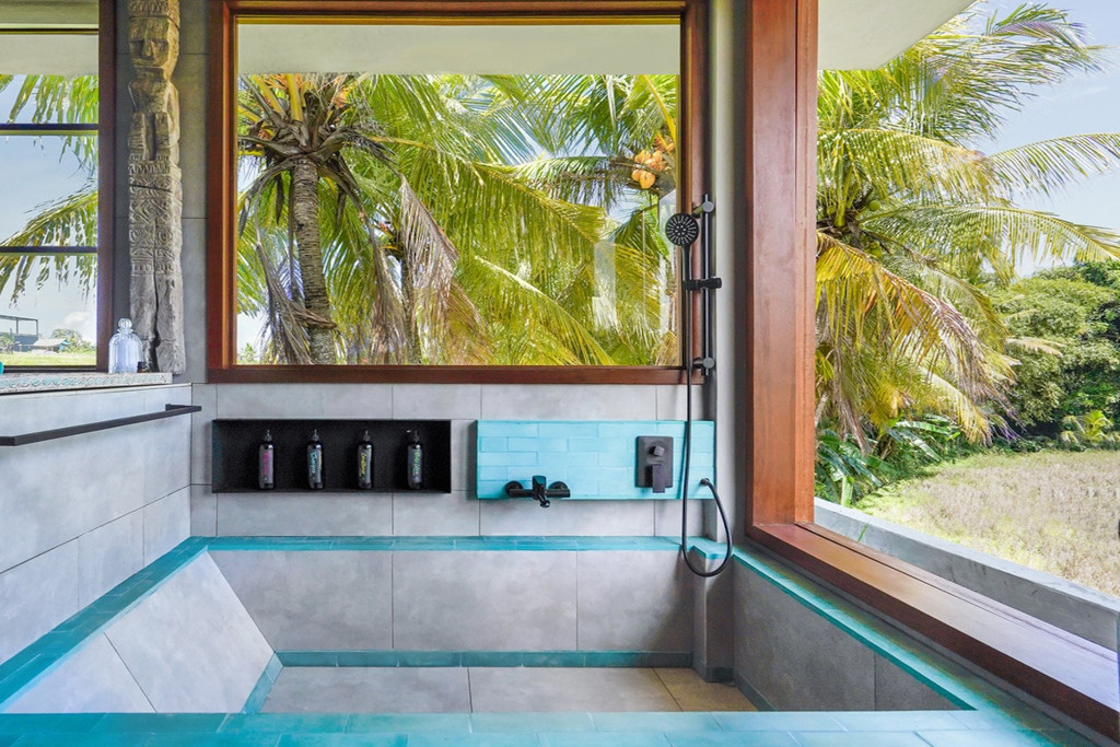 LEASEHOLD | LUXURY 5-BEDROOM VILLA WITH RICE FIELD VIEWS - TANAH LOT