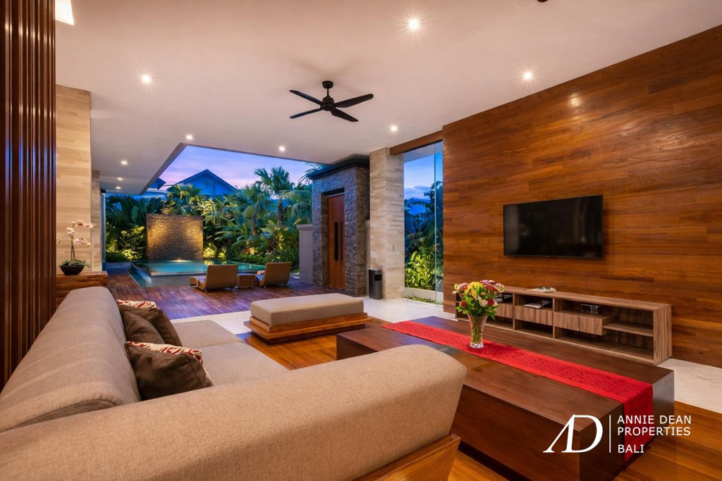FREEHOLD | MODERN TROPICAL DESIGN 3-BEDROOM VILLA IN JIMBARAN