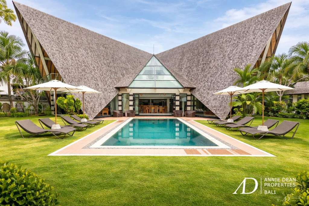 FREEHOLD 4-BEDROOM VILLA WITH UNIQUE ARCHITECTURE IN PADONAN