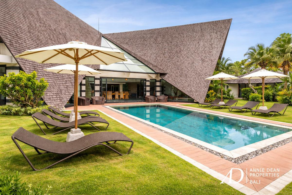 FREEHOLD 4-BEDROOM VILLA WITH UNIQUE ARCHITECTURE IN PADONAN