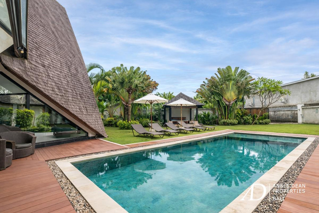 FREEHOLD 4-BEDROOM VILLA WITH UNIQUE ARCHITECTURE IN PADONAN
