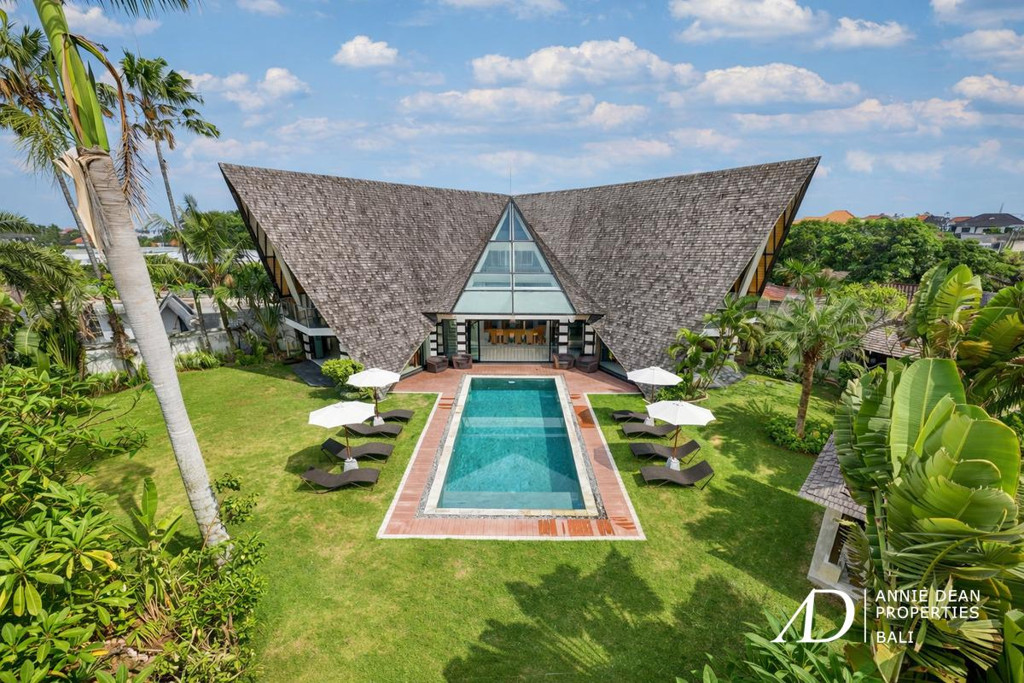 FREEHOLD 4-BEDROOM VILLA WITH UNIQUE ARCHITECTURE IN PADONAN