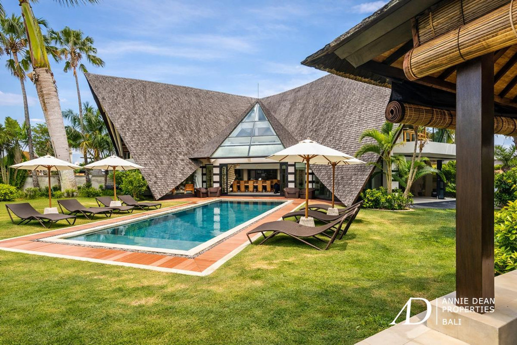 FREEHOLD 4-BEDROOM VILLA WITH UNIQUE ARCHITECTURE IN PADONAN