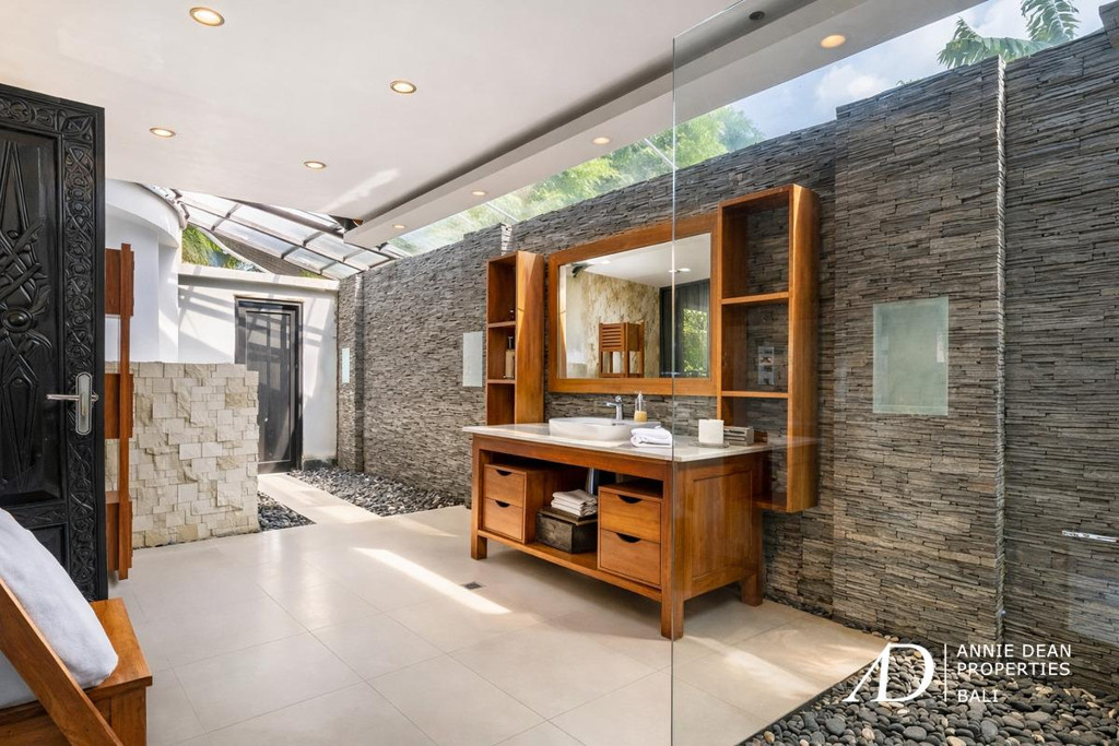 FREEHOLD 4-BEDROOM VILLA WITH UNIQUE ARCHITECTURE IN PADONAN