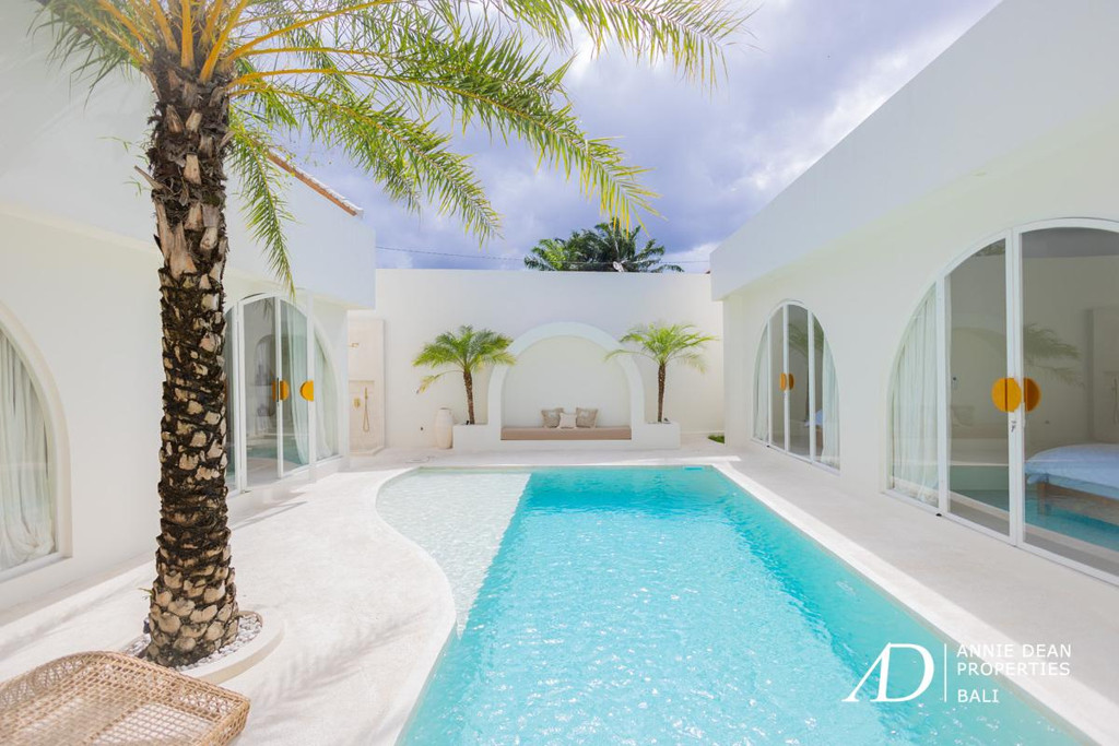 LEASEHOLD | MODERN 3-BEDROOM VILLA IN PADONAN CANGGU