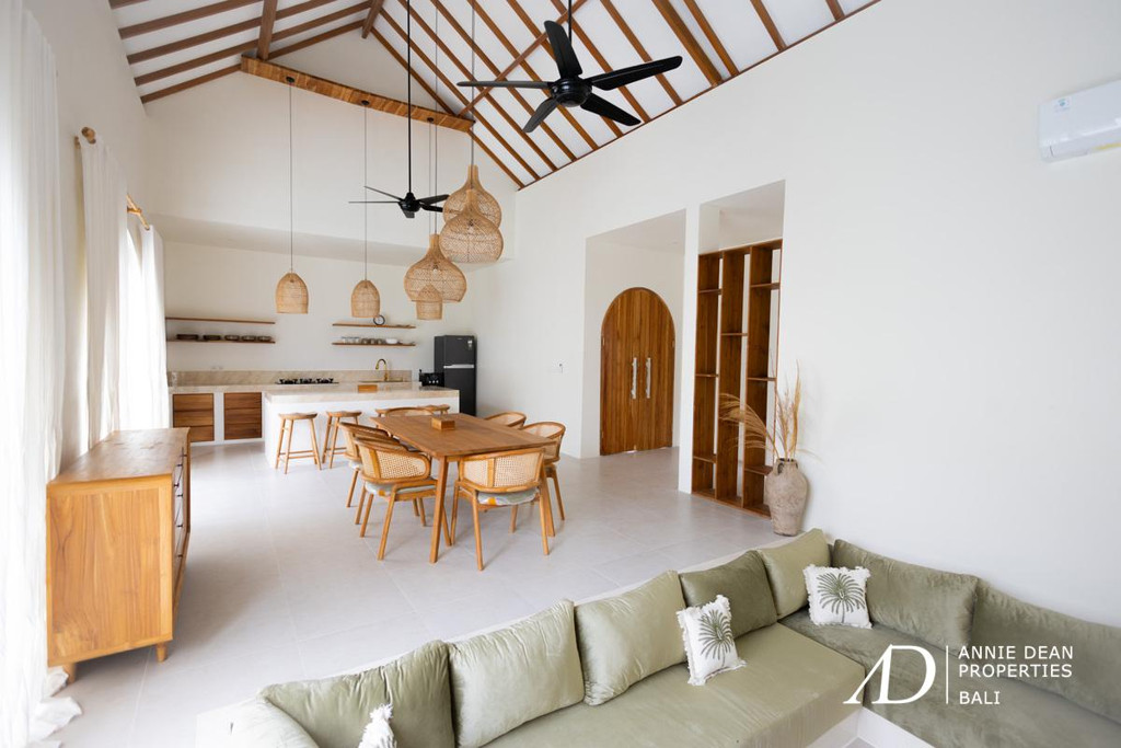 LEASEHOLD | MODERN 3-BEDROOM VILLA IN PADONAN CANGGU