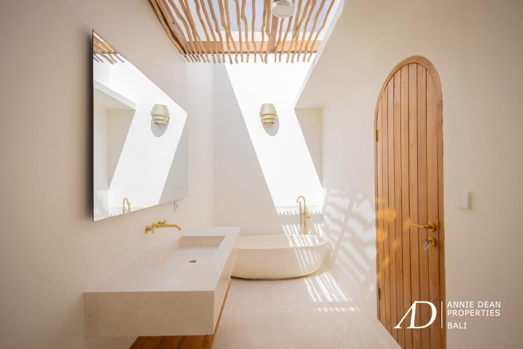 LEASEHOLD | MODERN 3-BEDROOM VILLA IN PADONAN CANGGU