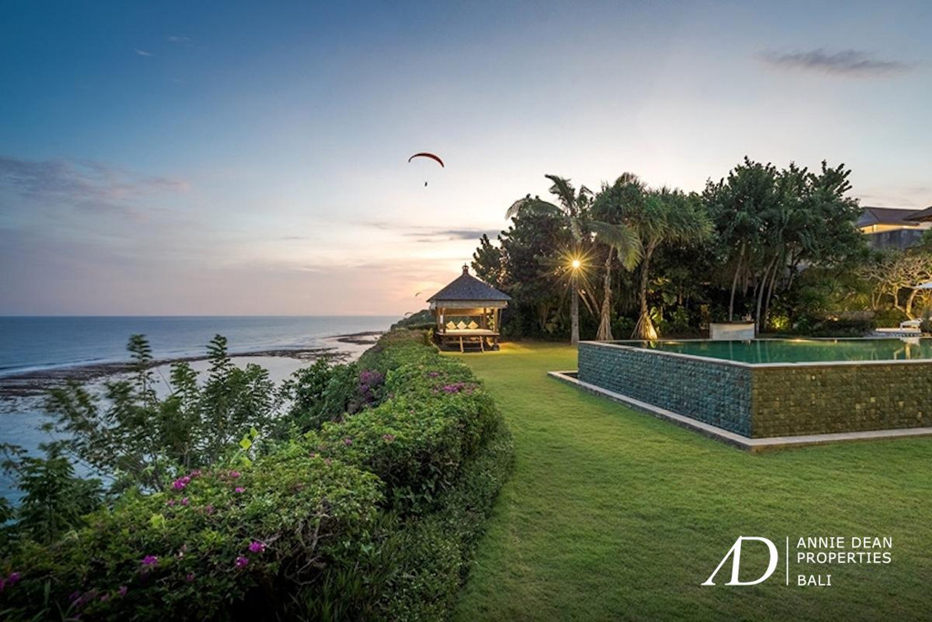 FREEHOLD | MAGNIFICENT CLIFF FRONT VILLA SET WITHIN A LUXURY ESTATE
