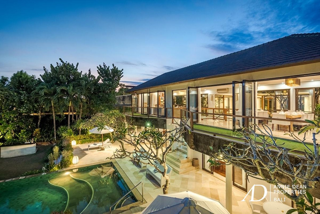 FREEHOLD | MAGNIFICENT CLIFF FRONT VILLA SET WITHIN A LUXURY ESTATE