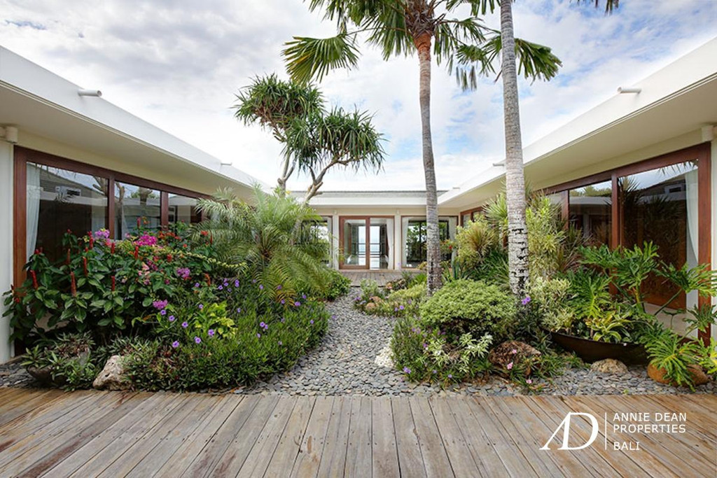 FREEHOLD | MAGNIFICENT CLIFF FRONT VILLA SET WITHIN A LUXURY ESTATE