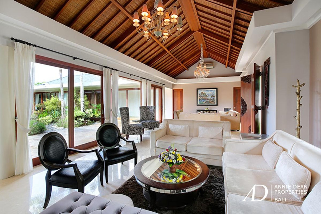 FREEHOLD | MAGNIFICENT CLIFF FRONT VILLA SET WITHIN A LUXURY ESTATE