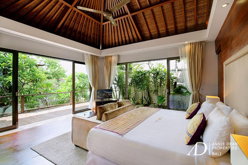 FREEHOLD | MAGNIFICENT CLIFF FRONT VILLA SET WITHIN A LUXURY ESTATE