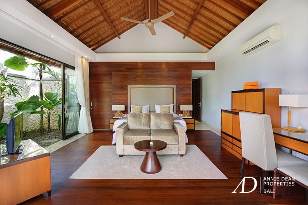 FREEHOLD | MAGNIFICENT CLIFF FRONT VILLA SET WITHIN A LUXURY ESTATE