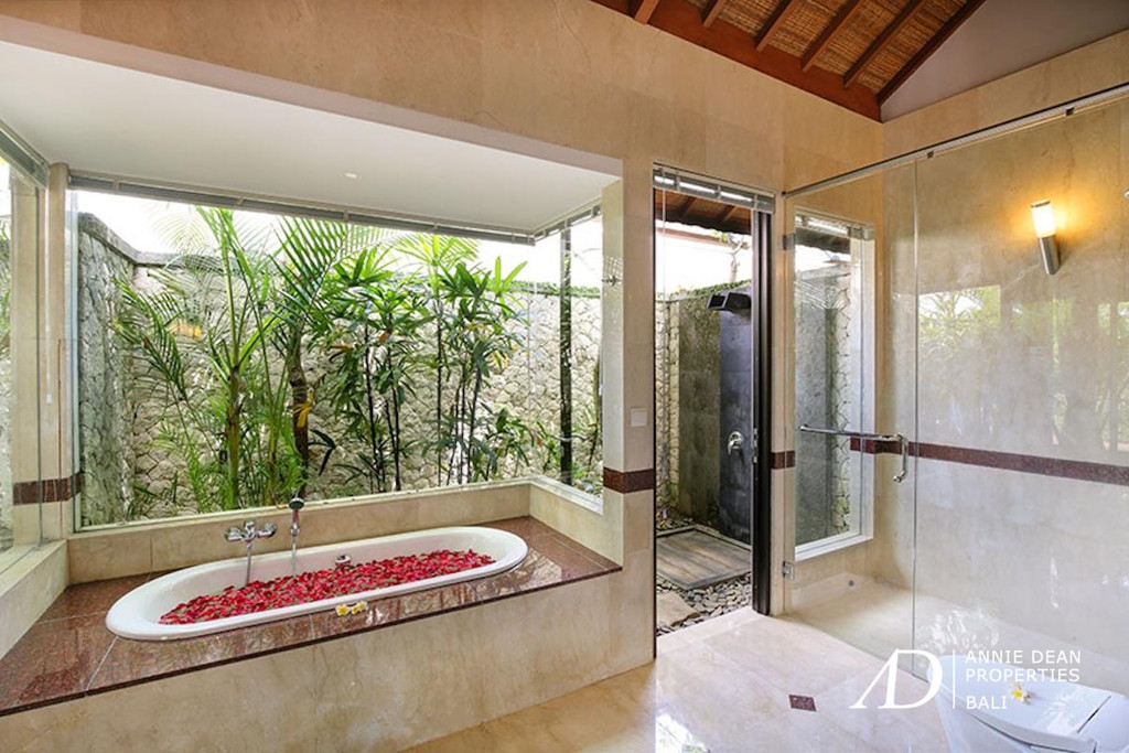 FREEHOLD | MAGNIFICENT CLIFF FRONT VILLA SET WITHIN A LUXURY ESTATE