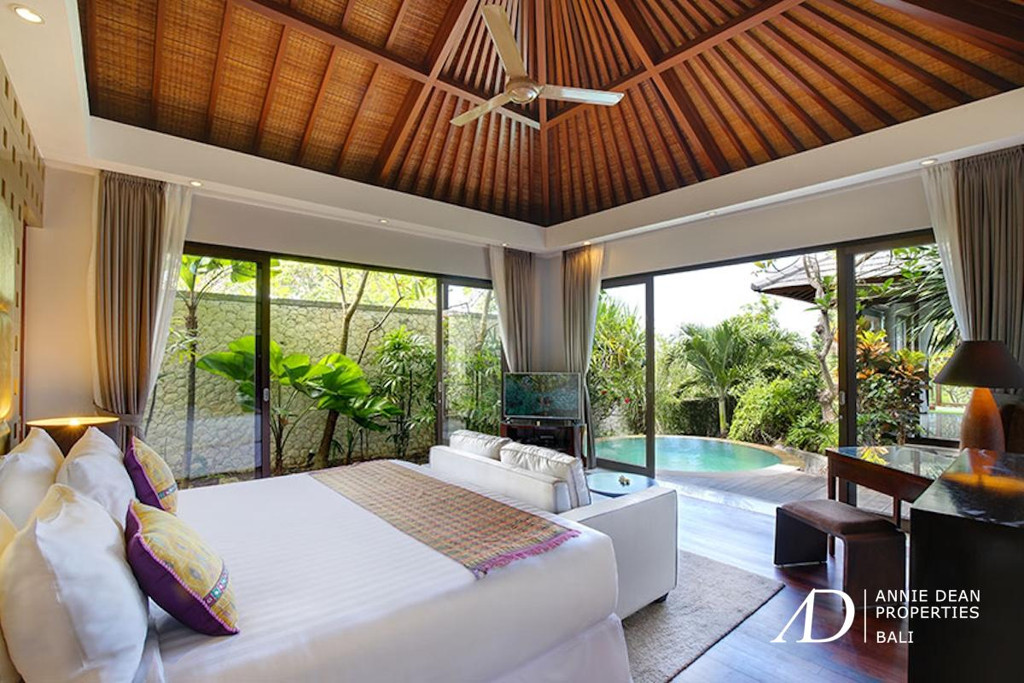 FREEHOLD | MAGNIFICENT CLIFF FRONT VILLA SET WITHIN A LUXURY ESTATE