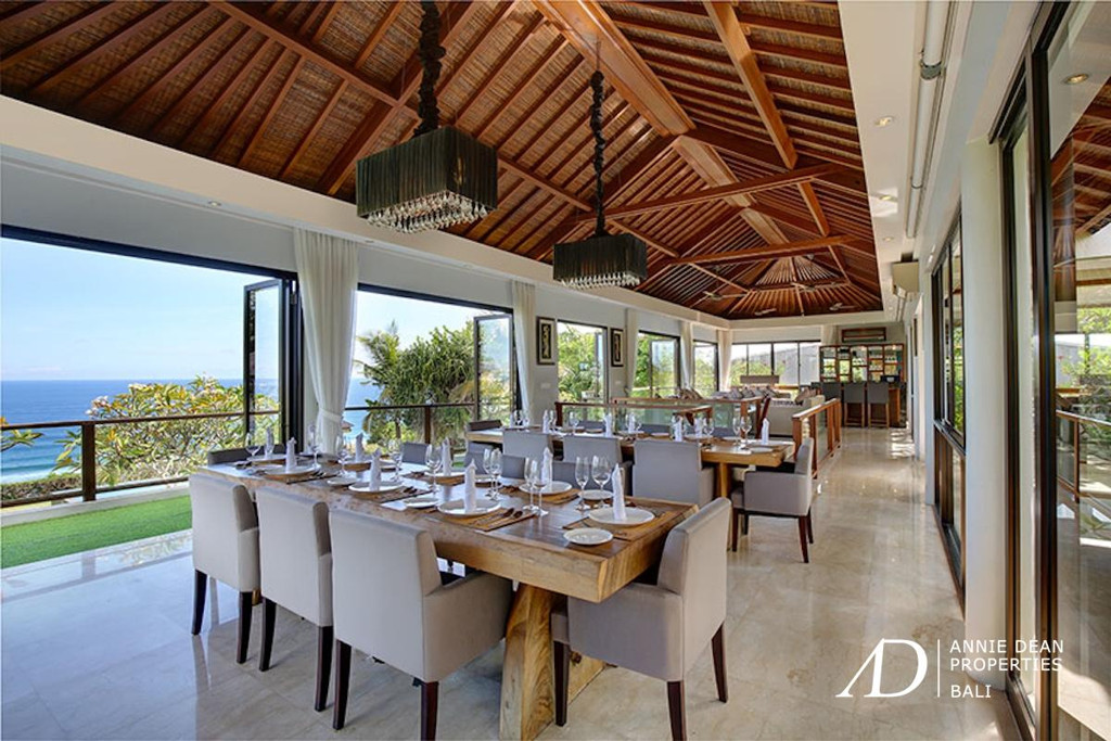 FREEHOLD | MAGNIFICENT CLIFF FRONT VILLA SET WITHIN A LUXURY ESTATE