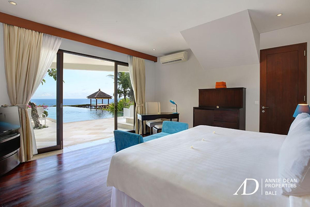 FREEHOLD | MAGNIFICENT CLIFF FRONT VILLA SET WITHIN A LUXURY ESTATE