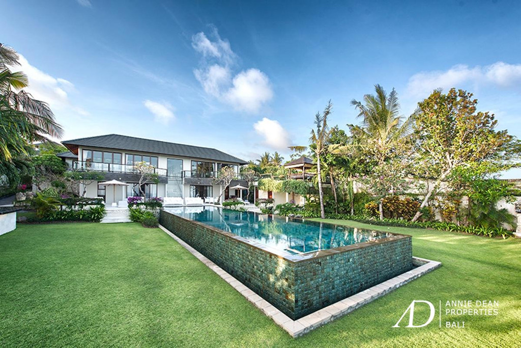 FREEHOLD | MAGNIFICENT CLIFF FRONT VILLA SET WITHIN A LUXURY ESTATE