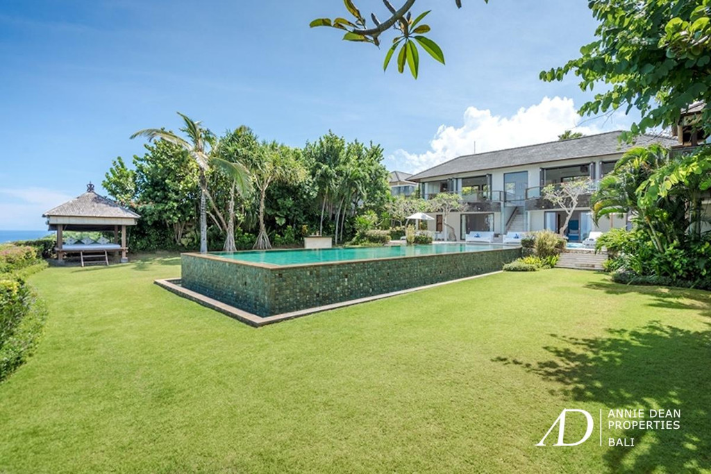 FREEHOLD | MAGNIFICENT CLIFF FRONT VILLA SET WITHIN A LUXURY ESTATE