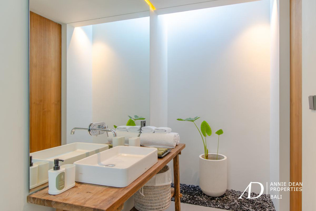 FREEHOLD | 2-BEDROOM MINIMALIST VILLA IN THE HEART OF CANGGU