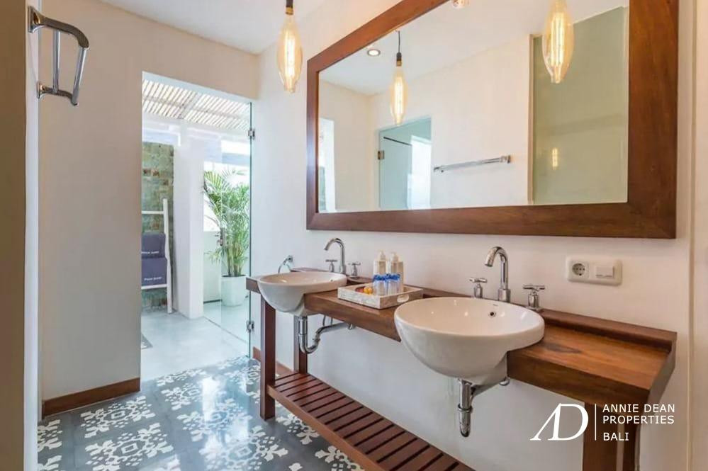 LEASEHOLD | MODERN TROPICAL 3-BEDROOM VILLA NEAR SEMINYAK BEACH 