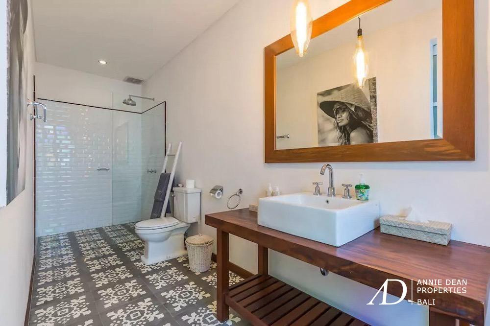 LEASEHOLD | MODERN TROPICAL 3-BEDROOM VILLA NEAR SEMINYAK BEACH 