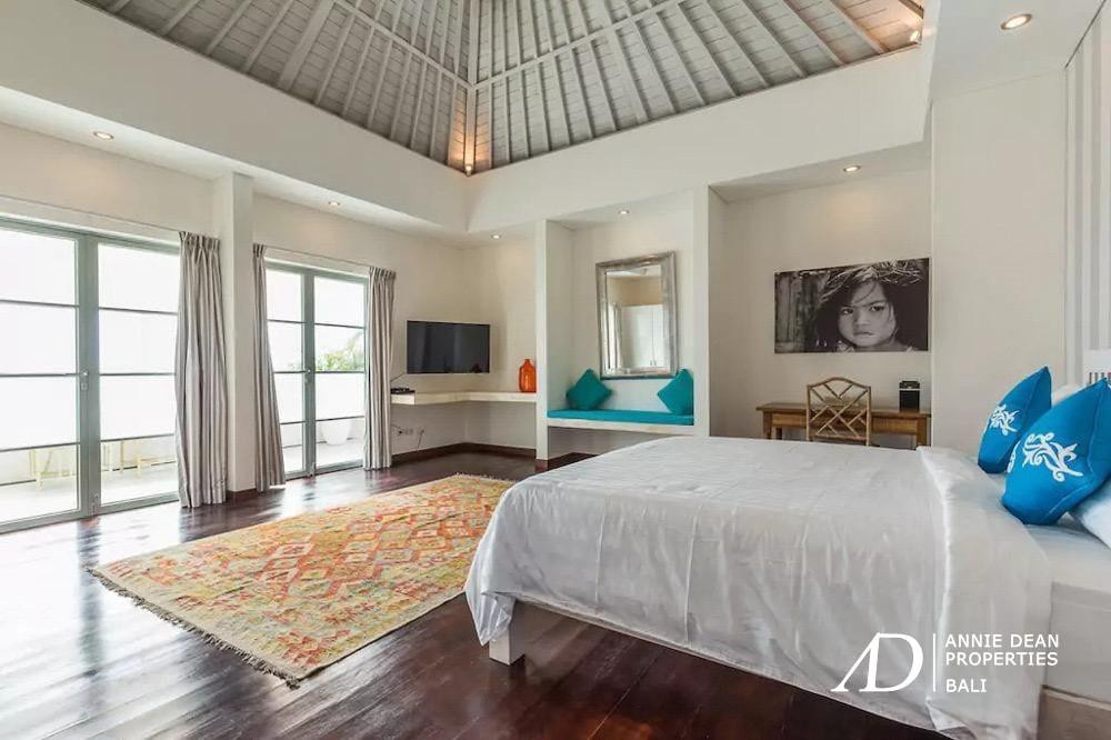 LEASEHOLD | MODERN TROPICAL 3-BEDROOM VILLA NEAR SEMINYAK BEACH 