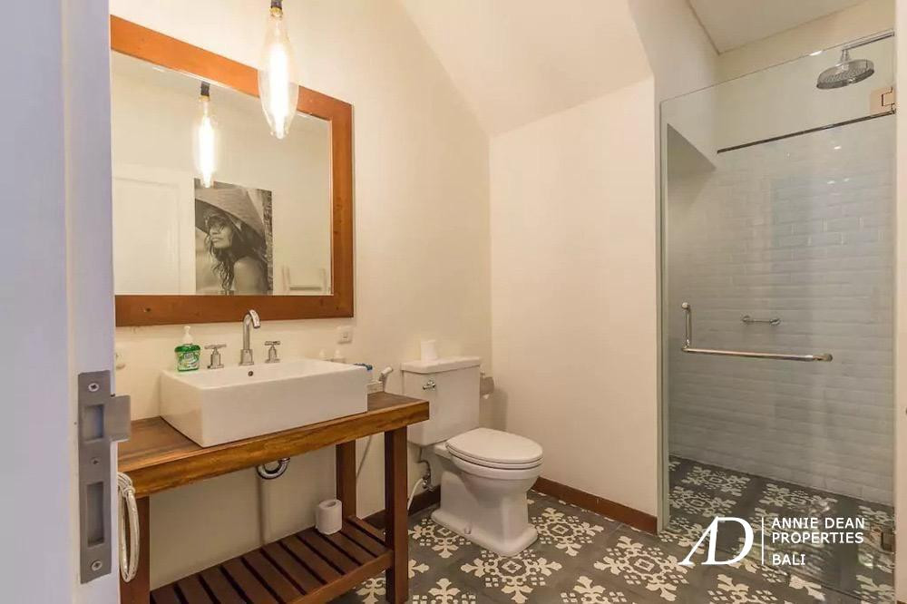 LEASEHOLD | MODERN TROPICAL 3-BEDROOM VILLA NEAR SEMINYAK BEACH 