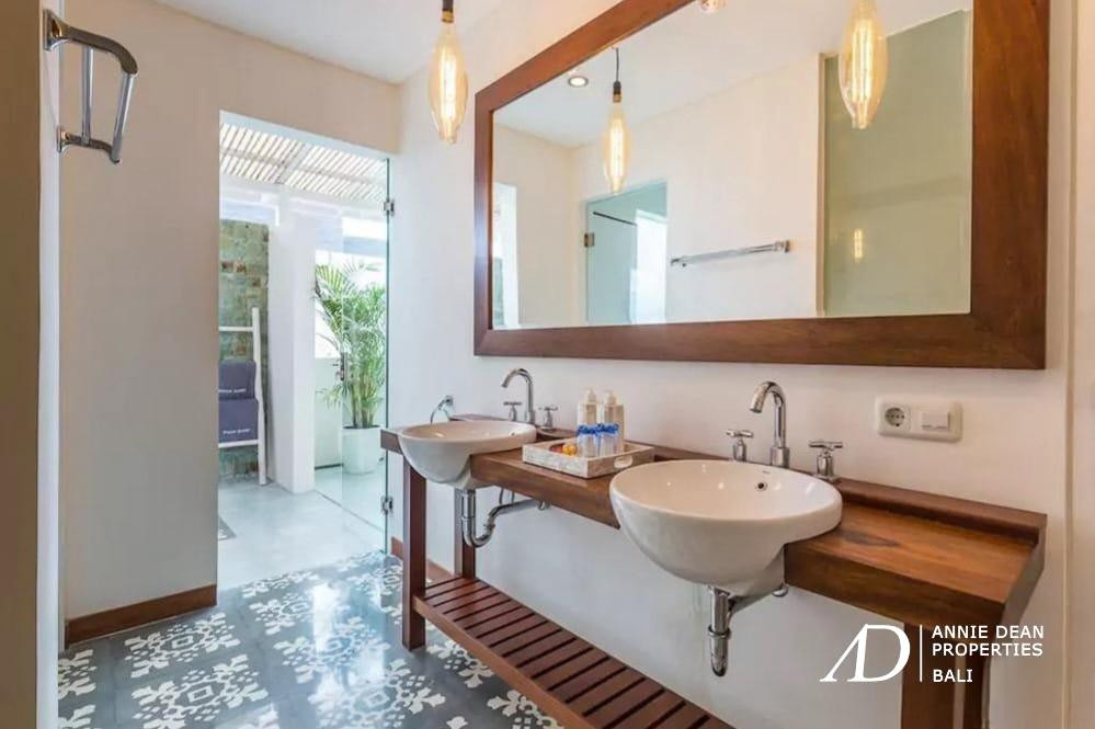 LEASEHOLD | MODERN TROPICAL 3-BEDROOM VILLA NEAR SEMINYAK BEACH 