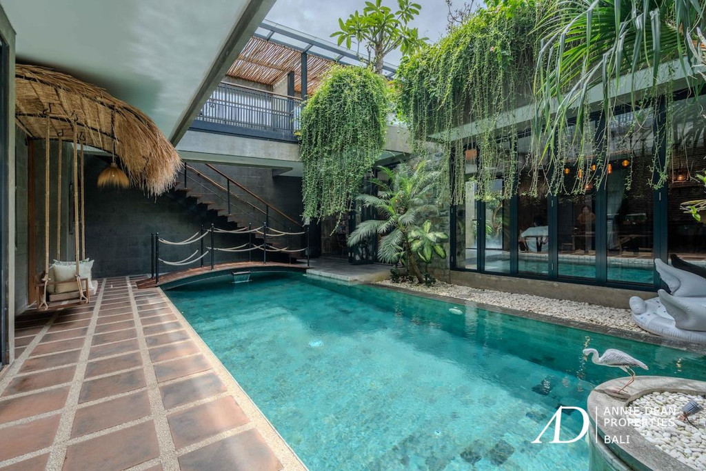 FREEHOLD | CONTEMPORARY TROPICAL VILLA IN PRIME UMALAS RESIDENTIAL AREA