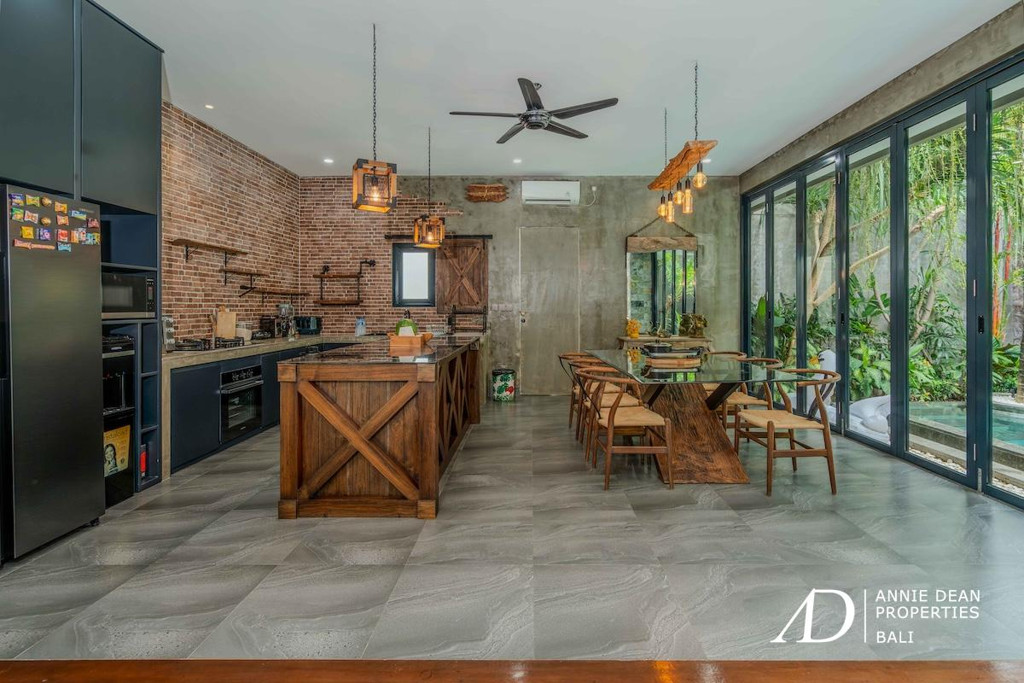 FREEHOLD | CONTEMPORARY TROPICAL VILLA IN PRIME UMALAS RESIDENTIAL AREA