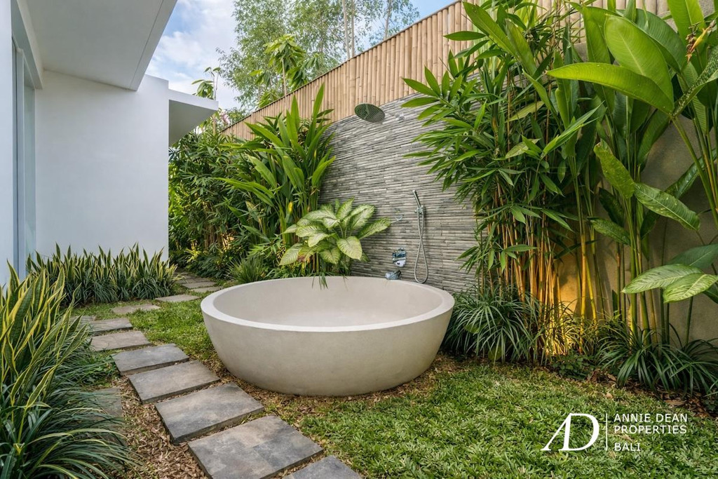 FREEHOLD | LUXURY VILLA WITH A LARGE GARDEN IN BABAKAN-CANGGU