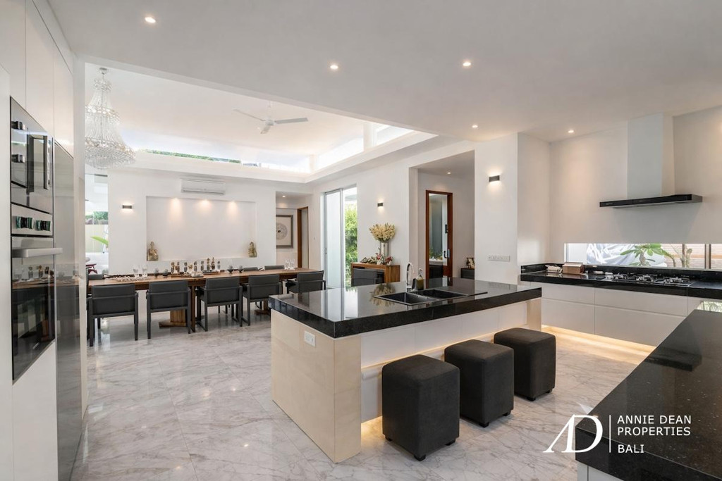 FREEHOLD | LUXURY VILLA WITH A LARGE GARDEN IN BABAKAN-CANGGU