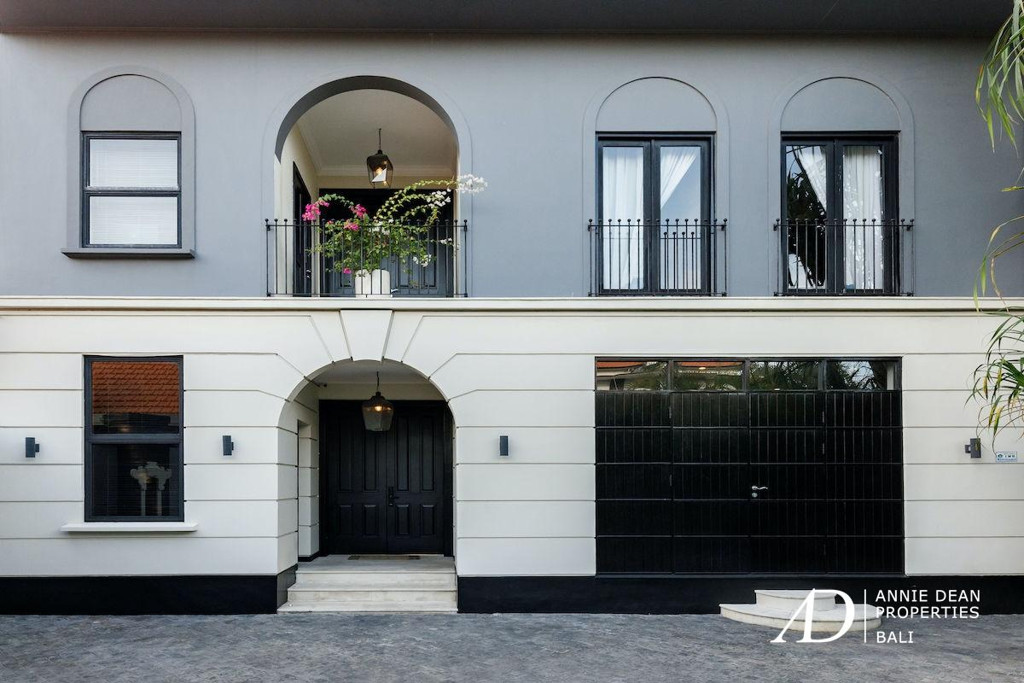 FREEHOLD | GEORGIAN-INSPIRED LUXURY VILLA IN CENTRAL CANGGU