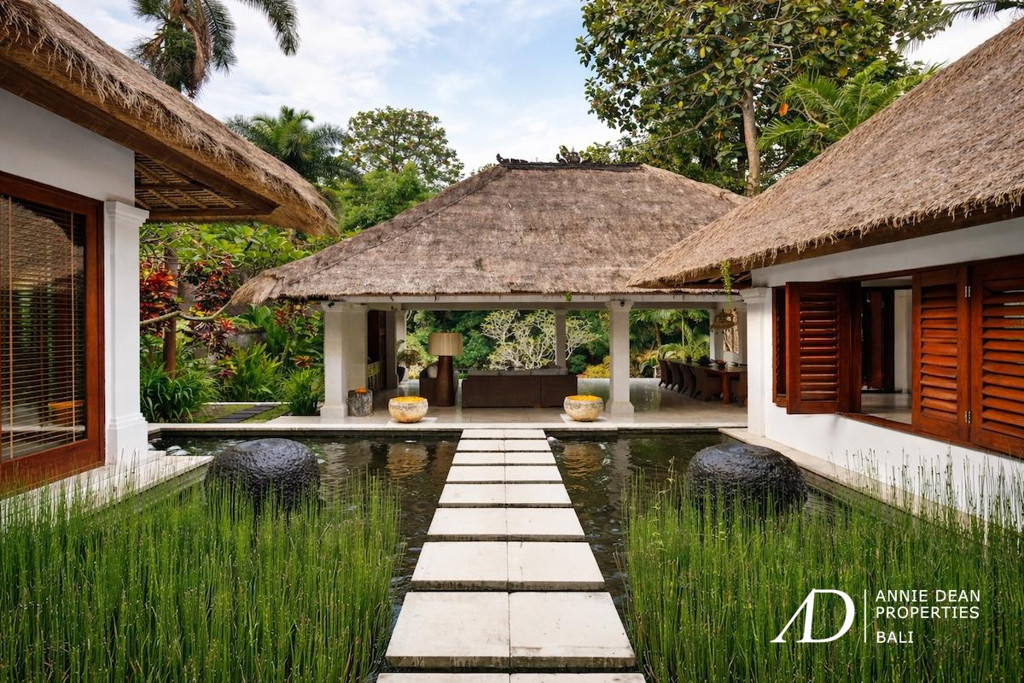 FREEHOLD | STUNNING 6-BEDROOM ESTATE SET BY A PENET RIVERSIDE JUNGLE SANCTUARY