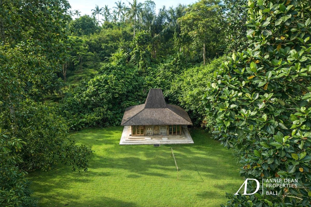 FREEHOLD | STUNNING 6-BEDROOM ESTATE SET BY A PENET RIVERSIDE JUNGLE SANCTUARY