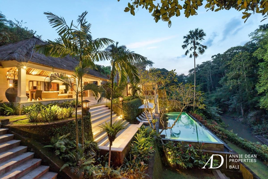 FREEHOLD | STUNNING 6-BEDROOM ESTATE SET BY A PENET RIVERSIDE JUNGLE SANCTUARY