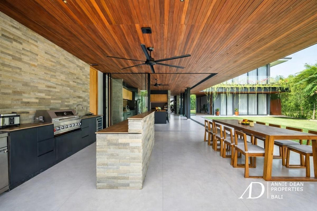 LEASEHOLD | MODERN TROPICAL FAMILY VILLA IN PRIME SANUR