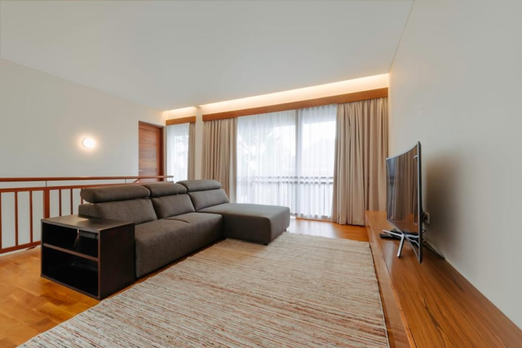 FREEHOLD | THREE-LEVEL FOUR-BEDROOM VILLA IN BERAWA