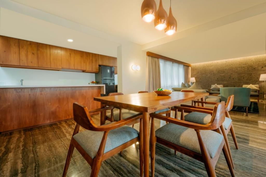 FREEHOLD | THREE-LEVEL FOUR-BEDROOM VILLA IN BERAWA