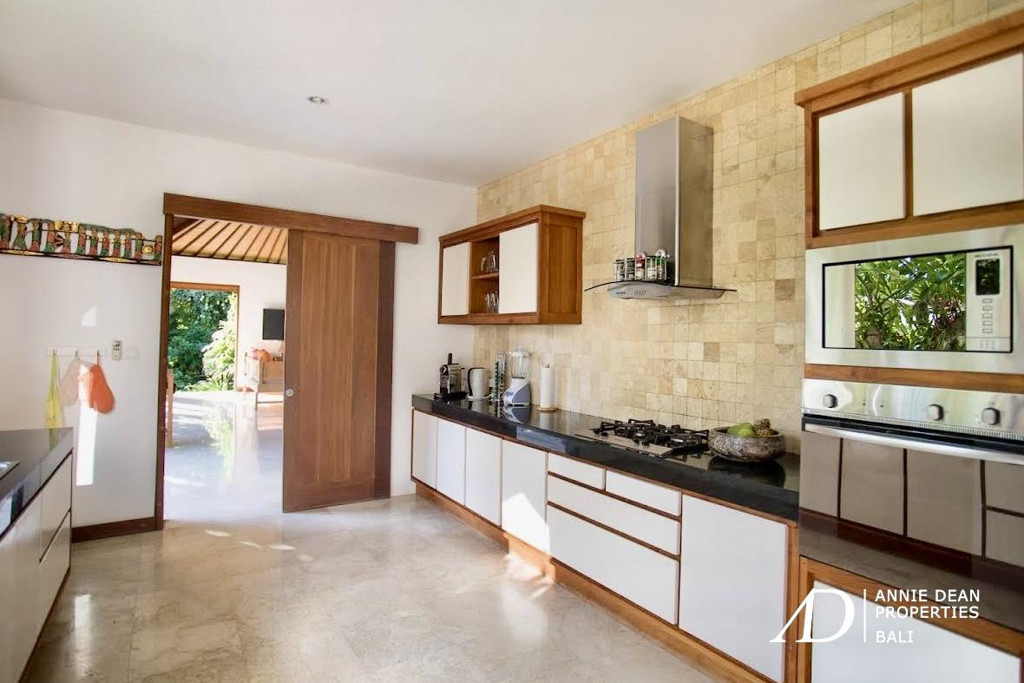 FREEHOLD | RARE BEACHFRONT VILLA IN  AMED - KARANG ASEM