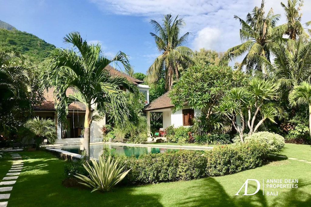 FREEHOLD | RARE BEACHFRONT VILLA IN  AMED - KARANG ASEM