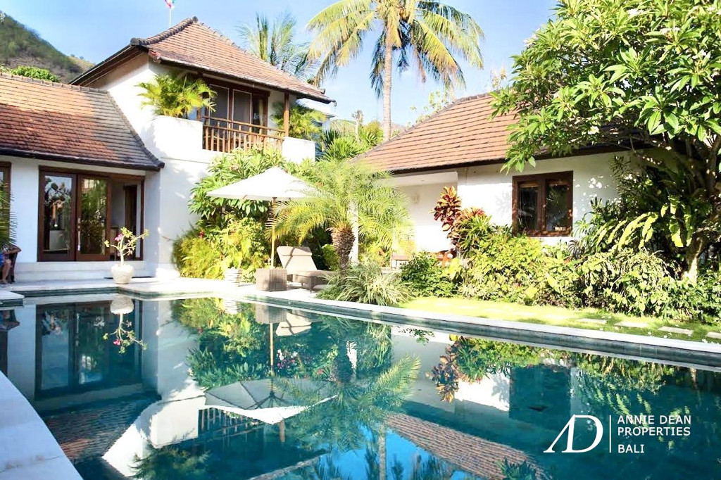 FREEHOLD | RARE BEACHFRONT VILLA IN  AMED - KARANG ASEM