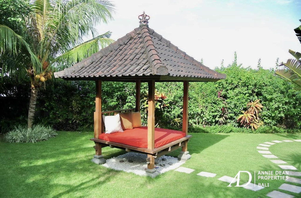 FREEHOLD | RARE BEACHFRONT VILLA IN  AMED - KARANG ASEM