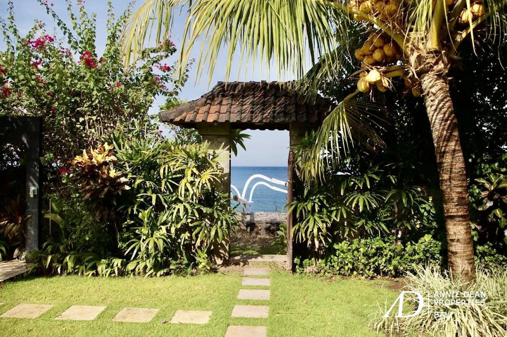 FREEHOLD | RARE BEACHFRONT VILLA IN  AMED - KARANG ASEM