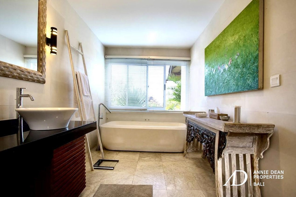 FREEHOLD | RARE BEACHFRONT VILLA IN  AMED - KARANG ASEM