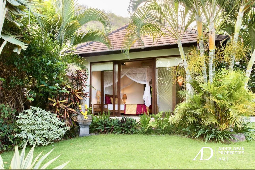 FREEHOLD | RARE BEACHFRONT VILLA IN  AMED - KARANG ASEM