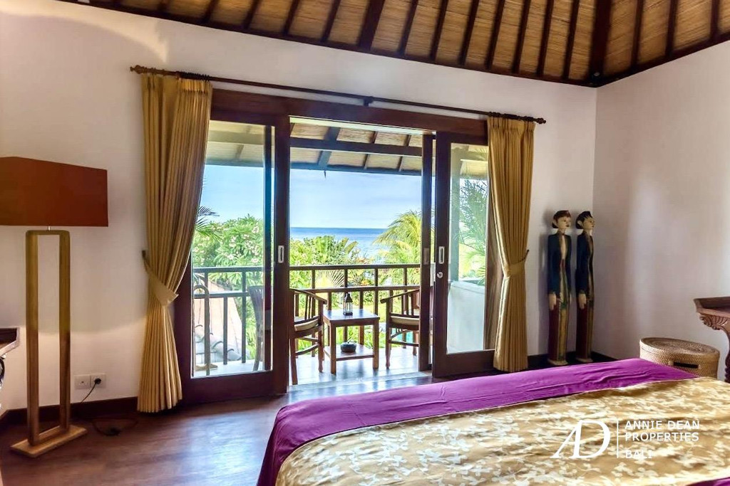 FREEHOLD | RARE BEACHFRONT VILLA IN  AMED - KARANG ASEM