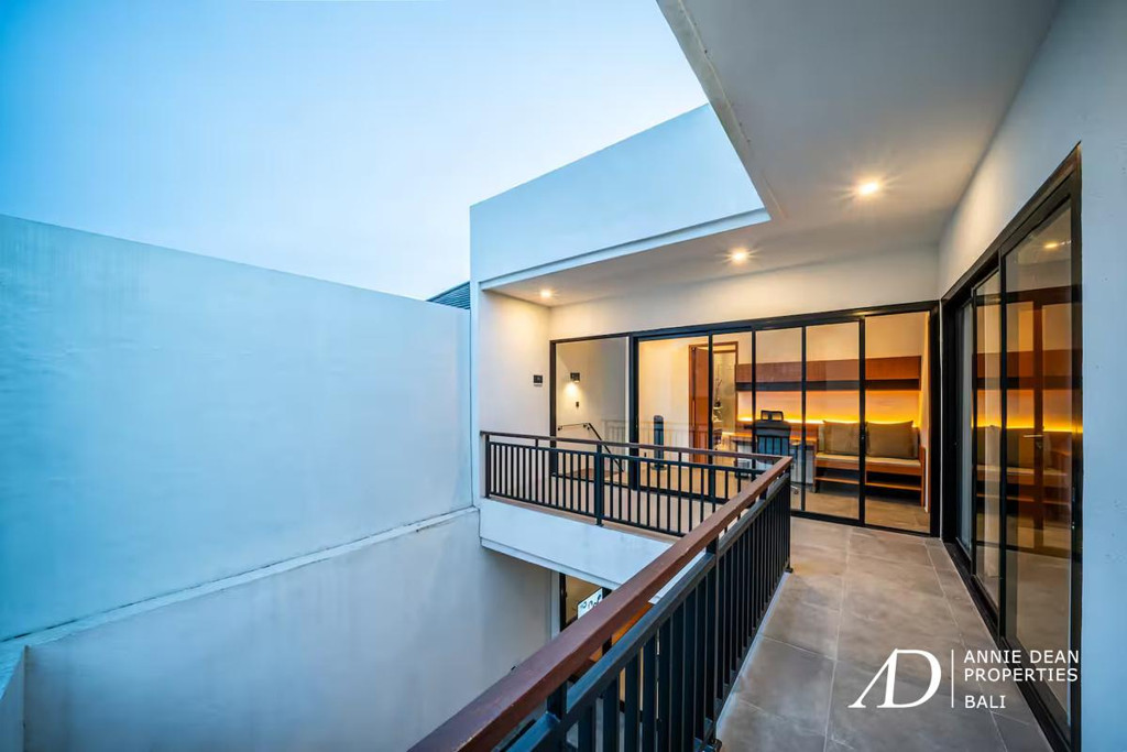 FREEHOLD | MODERN 3-BEDROOM VILLA WITH ROOFTOP RICE FIELD VIEWS - CANGGU
