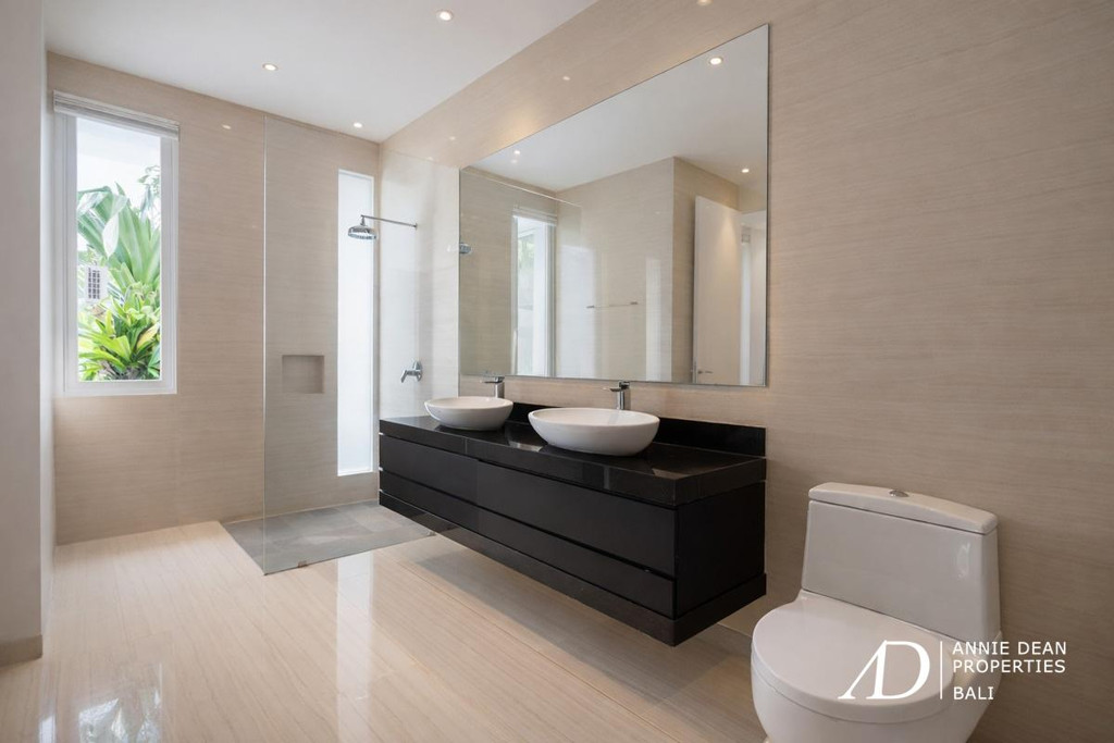 FREEHOLD | MODERN DESIGN VILLA WITH ROOFTOP & OCEAN VIEWS